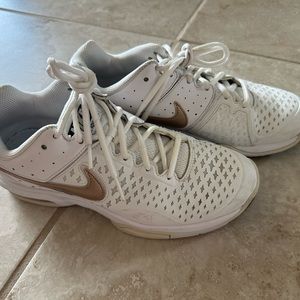 Nike air cage advantage tennis shoes  size 8
